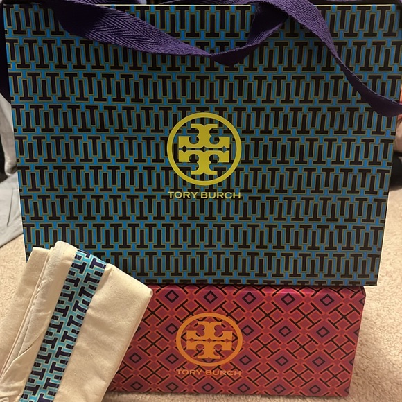 Small Tory Burch shoe box with dust bag and shopping bag (no shoe included) - Picture 10 of 11